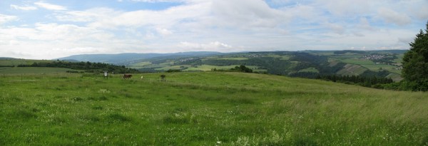 Blick von der Dörscheider Höhe über das Rheintal zum Hunsrück