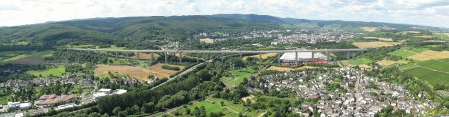 Panoramablick ahraufwärts mit Autobahnbrücke, vorne Heppingen dahinter Bad Neuenahr-Ahrweiler